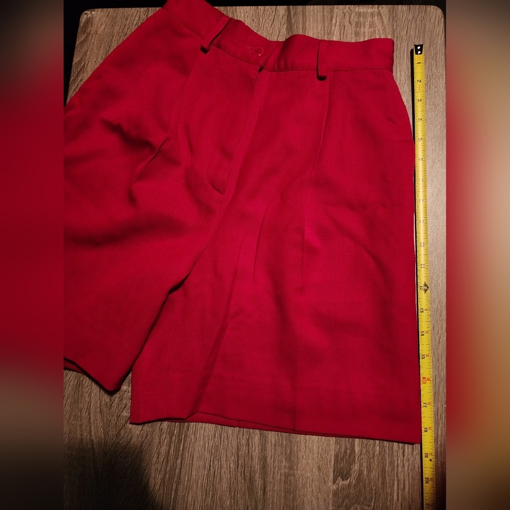 Red Preview Collection, 100% wool shorts. Size 4 - Picture 4 of 9